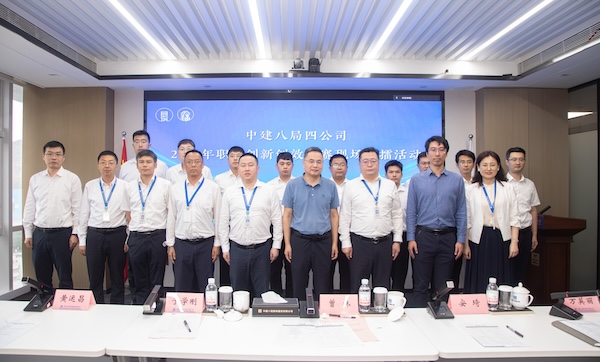 1758522440467979.jpg 0合影.jpg